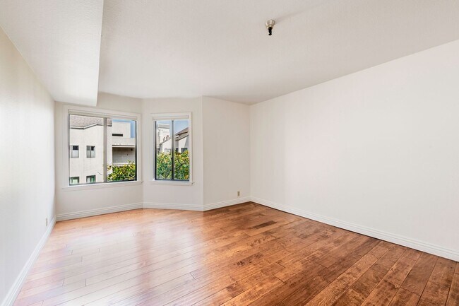 Building Photo - Modern Condo with over 1300 Square Feet wi...