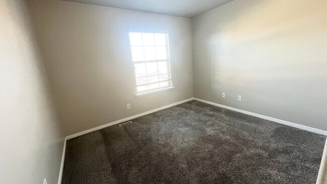 Building Photo - 3 Bedroom/2.5 Bathroom Townhome in Riverton