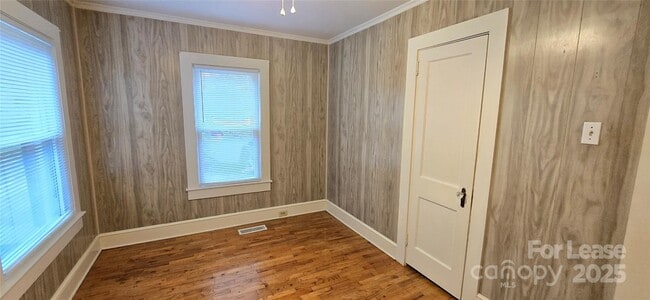 Building Photo - 206 Willow St SW