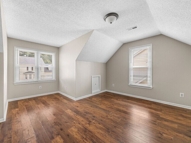 Building Photo - Cozy 3 Bedroom, 2.5 Bath Home with 2 Car G...