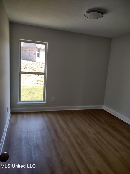 Building Photo - 576 Silver Hill Dr