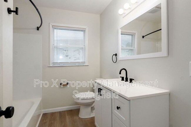 Building Photo - 906 N Belview Ave