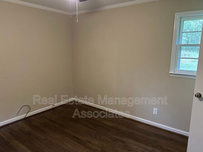 Building Photo - 2050 Lewis Dr