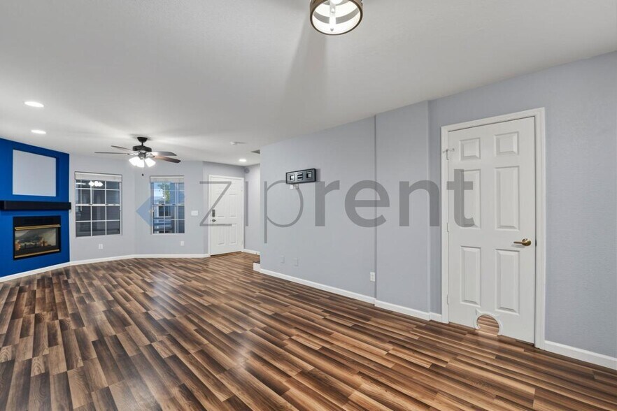 Building Photo - Unit 215