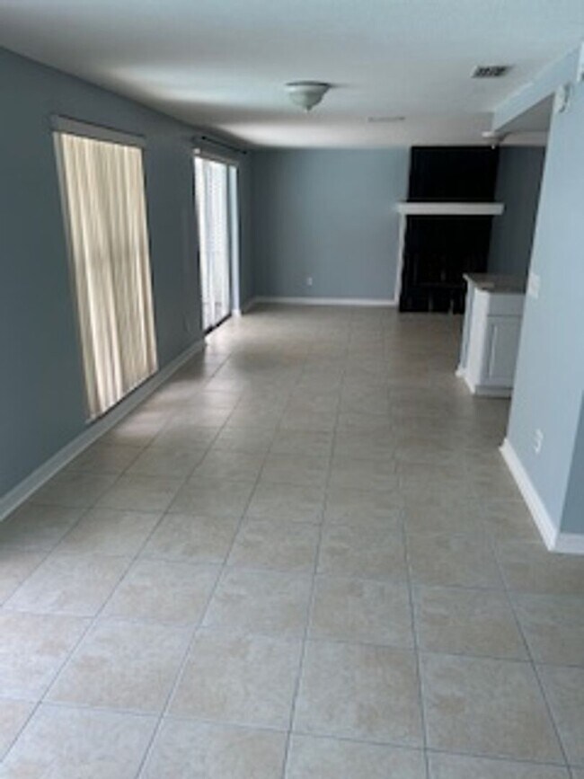 Building Photo - Beautiful 3 bedroom, 2 bath pool home in a...