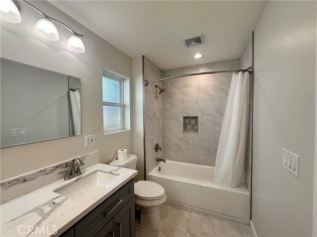 Building Photo - 211 E Walnut Ave