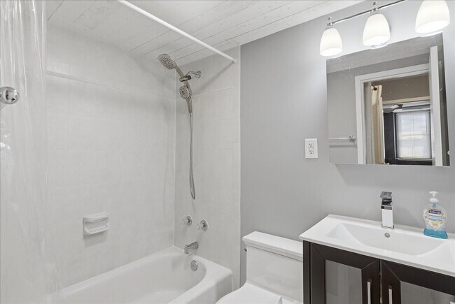 Building Photo - Sophisticated High-Rise Living in Prime Arlington Location