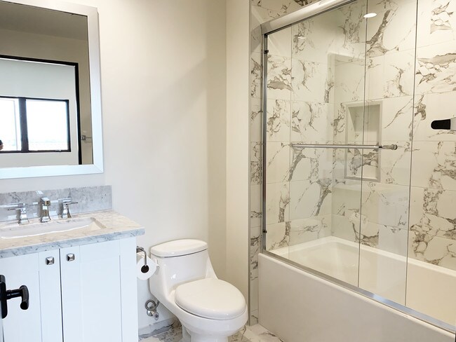 bathroom 2 - 859 S Lucerne Blvd