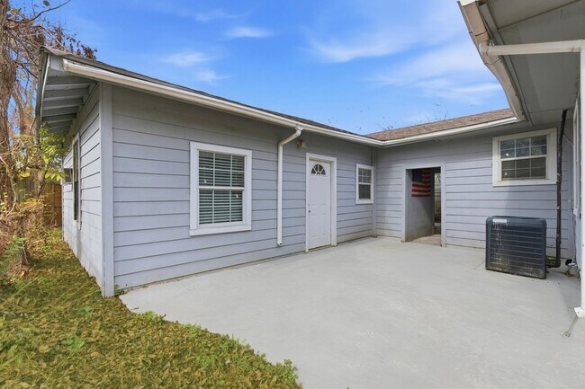 Building Photo - 2411 Leffingwell St