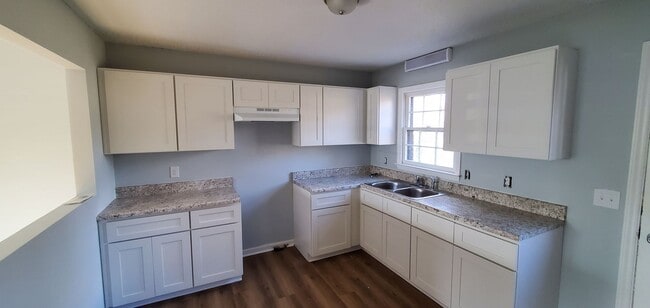 Building Photo - 2 Bedroom House