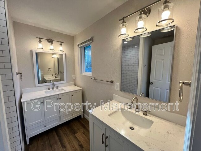 Building Photo - 4550 Crescent St