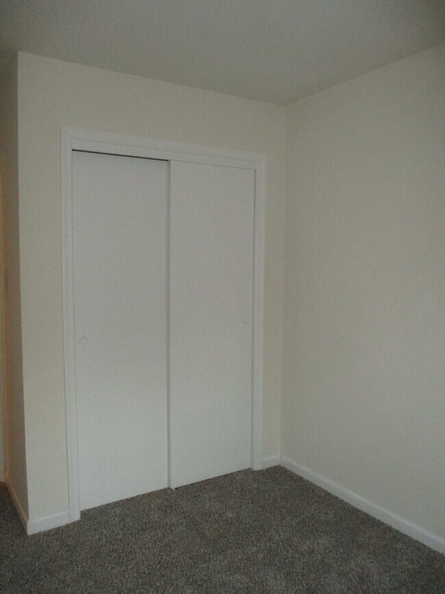 Building Photo - Northampton School District spacious end unit townhome located in the Borough of Bath featuring s...