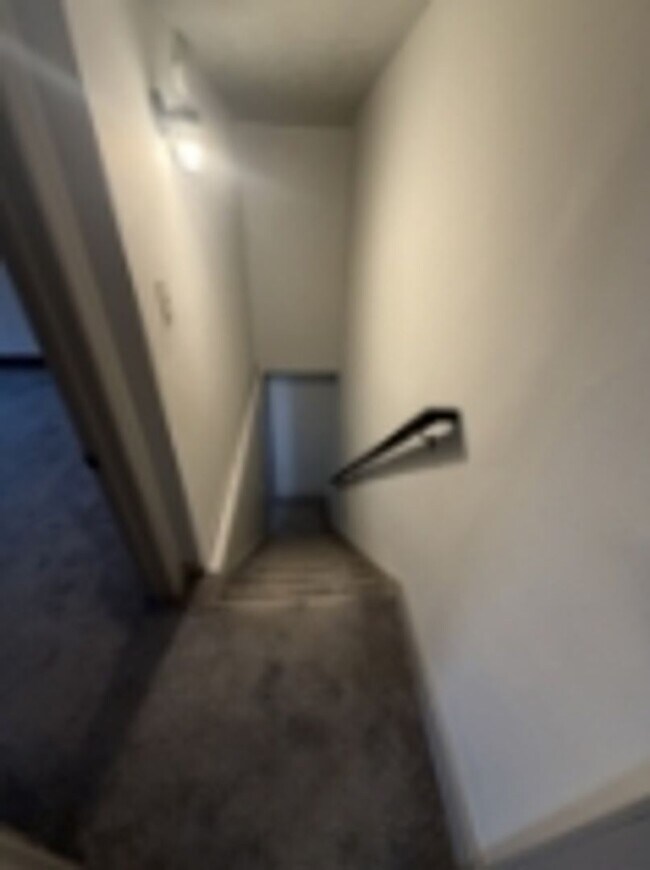 Building Photo - AVAILABLE FOR SHOWING !!! 4BR / 1.5BA.