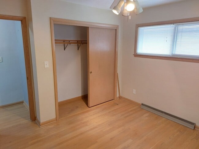 Building Photo - 3 bedroom 1.5 bath brick ranch home with f...