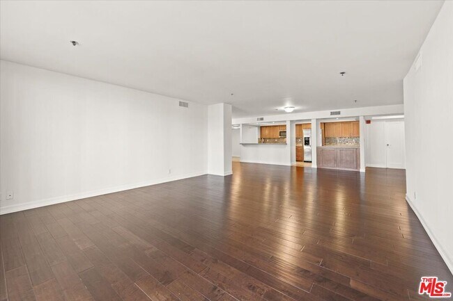 Building Photo - 10660 Wilshire Blvd