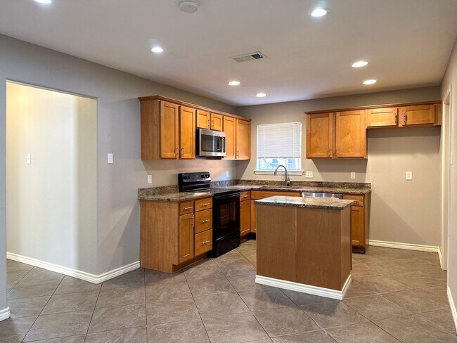 Building Photo - 4 Bedroom / 2 Bath / 2 Car Garage