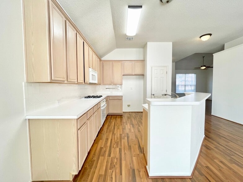 Building Photo - 9711 Saddle Dr