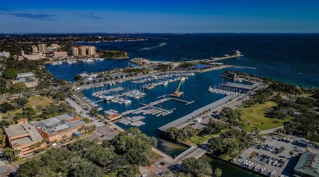 Building Photo - 833 1st St NE