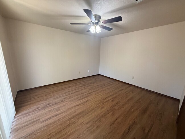 Building Photo - 1015 Swan Lake Ct
