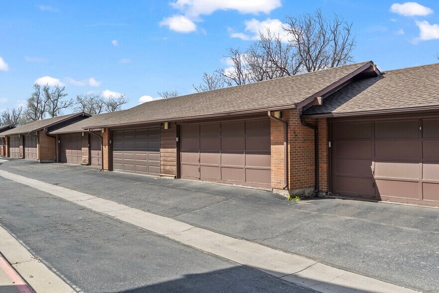 2 Car Garage - 501 Manhattan Dr