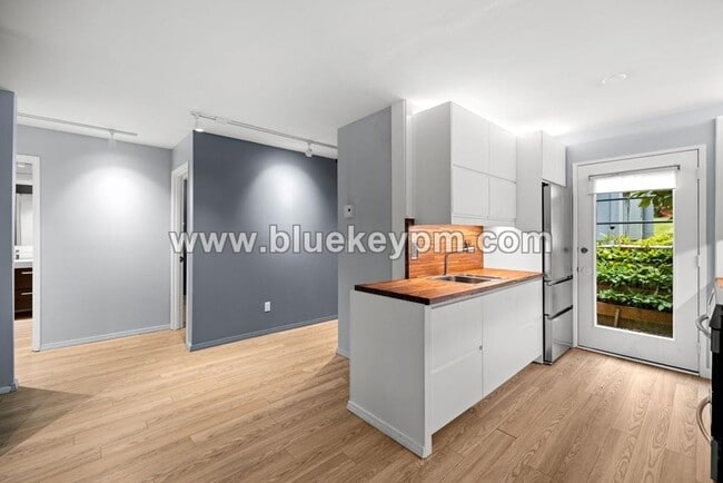 Building Photo - 2 Bed, 1 Bath Condo at Franciscan Condomin...