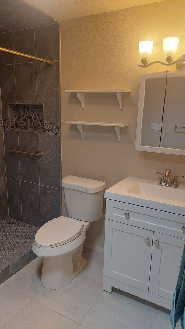 Building Photo - 4 bedroom 2 bathroom home ready now!!!!