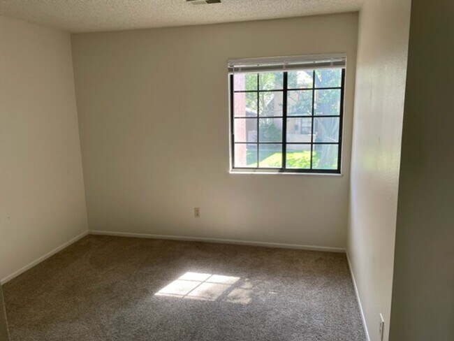 Building Photo - SUNDOWNER 2BD TOWNHOME w/ 1 CAR GARAGE