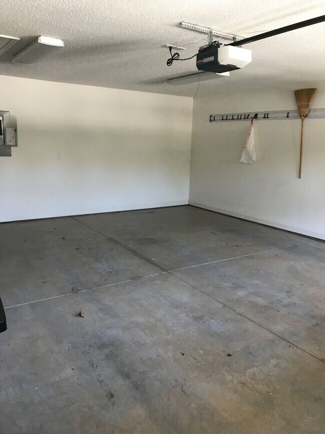 Building Photo - Beautiful 2 Bed/ 2 Bath Ranch in Desirable 55+ Neighborhood Located in Mooresville