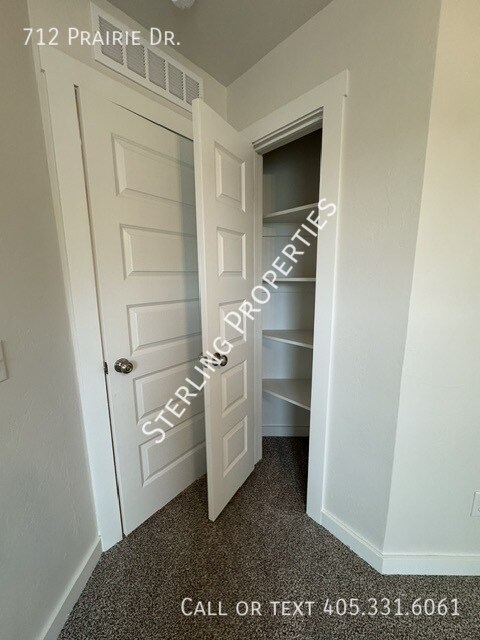 Building Photo - 712 Prairie Dr