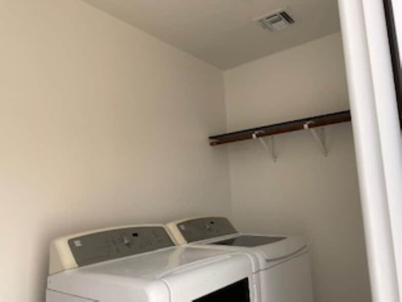 Laundry room - 1214 E Elm St