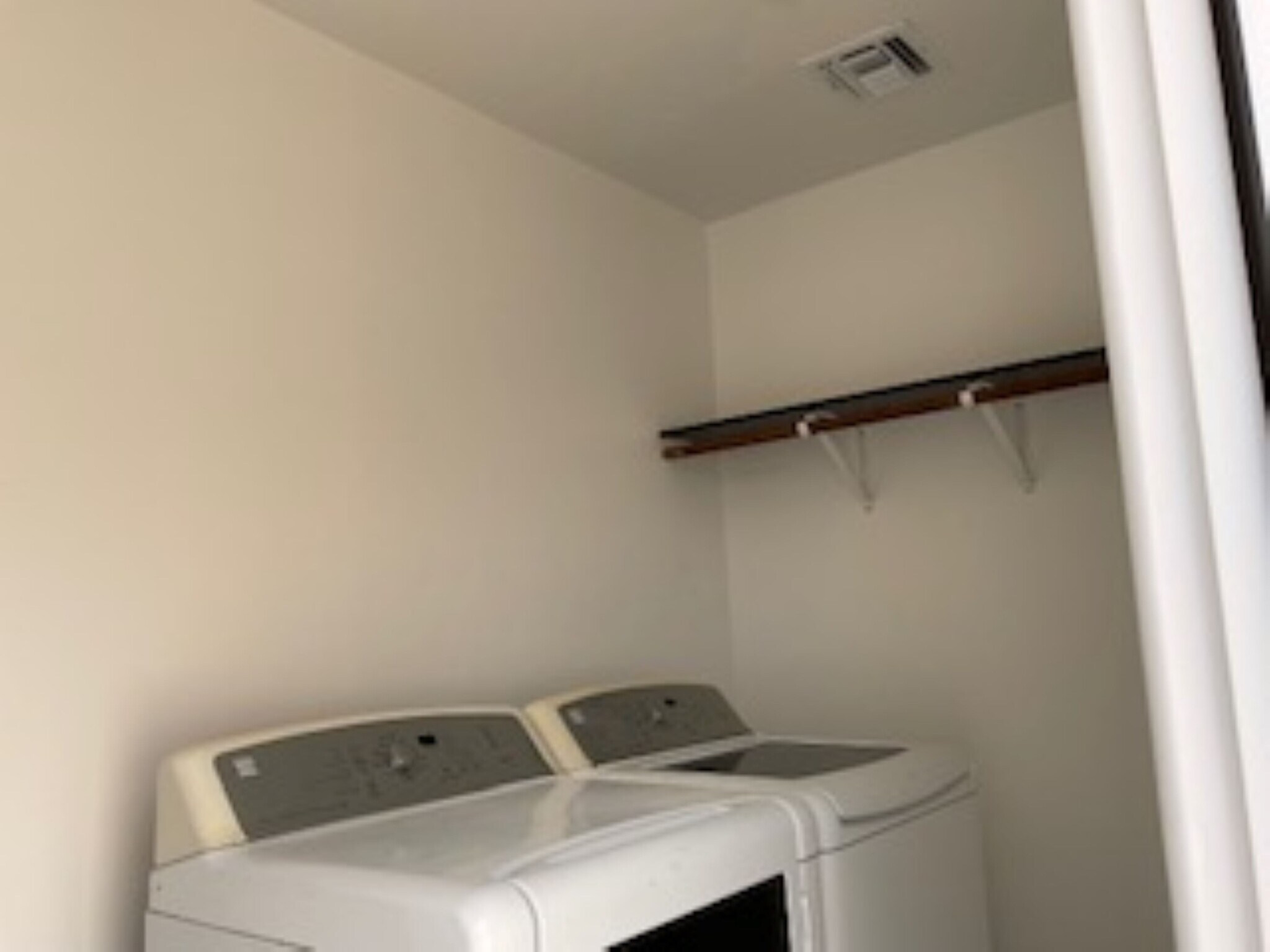 Laundry room - 1214 E Elm St