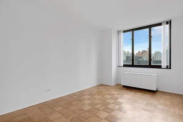 Building Photo - 407 Park Ave S