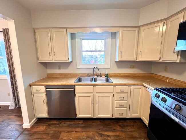 Building Photo - Apple Hill Community - 3 Bedroom 2 Bathroom - Beautiful Home for Rent!