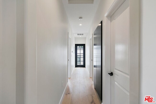 Building Photo - 458 N Sierra Bonita Ave