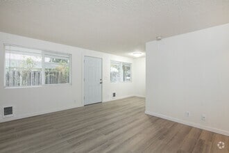 Building Photo - Puyallup Triplex
