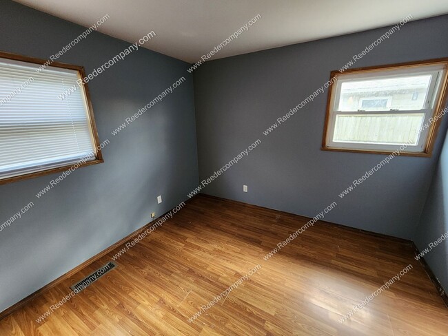 Building Photo - 3 bedroom 1 bathroom Ranch with a 2 car garage