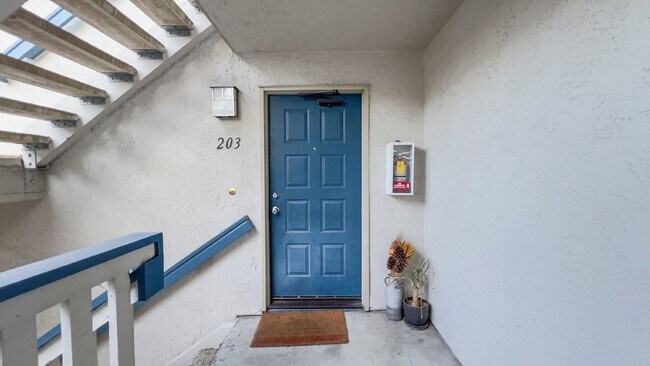 Building Photo - Mission Valley Beautiful Townhome Fully Furnished with A/C, Laundry + Parking