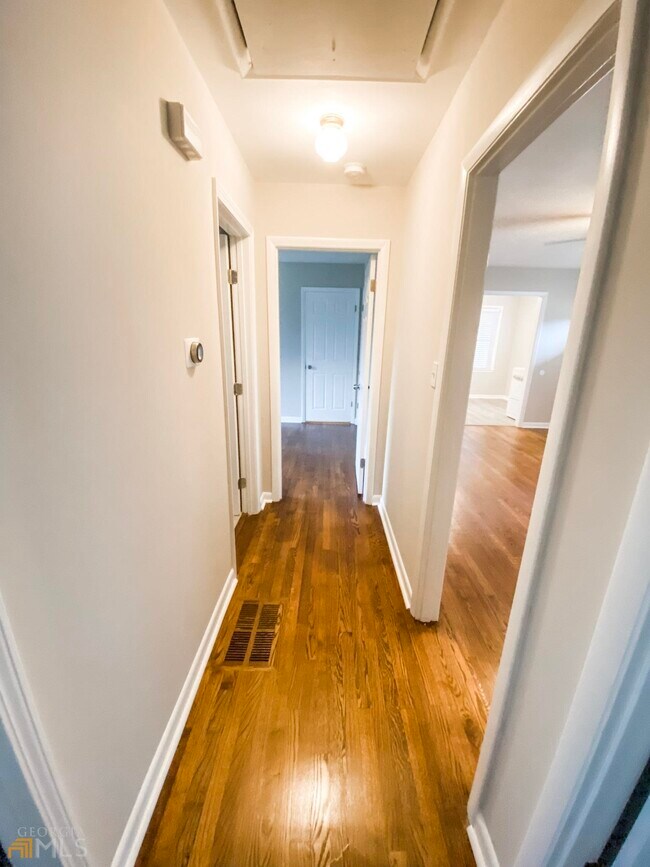 Building Photo - 381 W Candler St