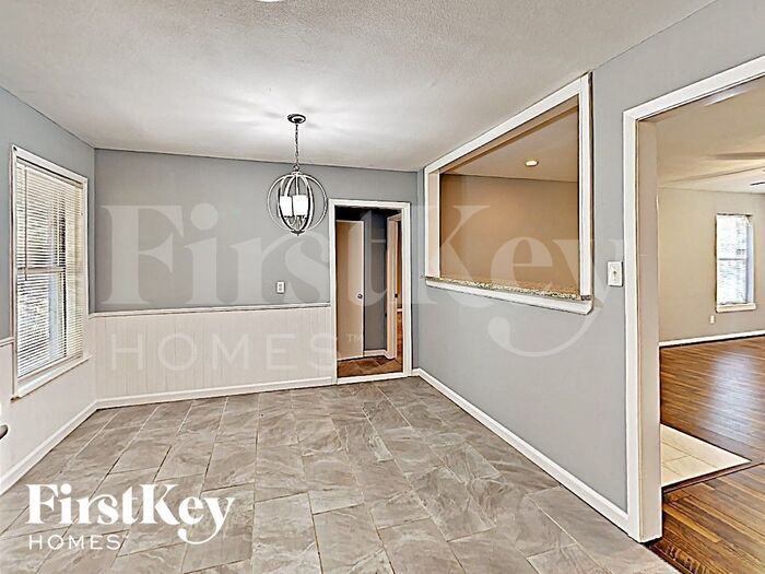 Building Photo - 626 Warren St