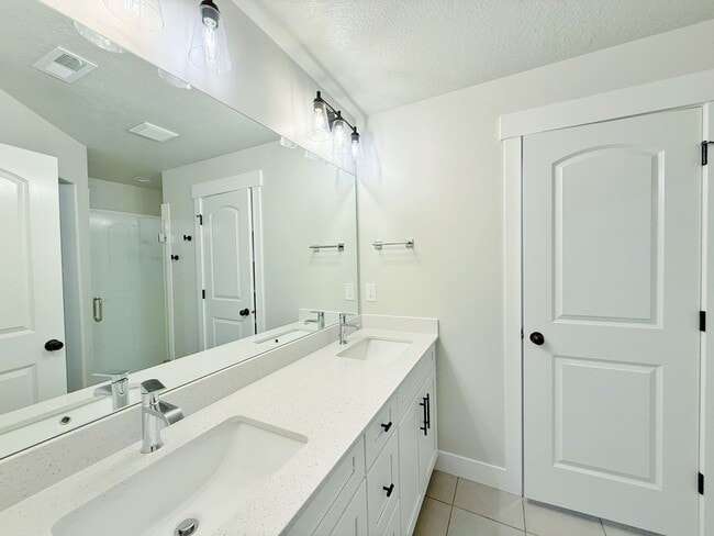 Building Photo - Pet Friendly Townhome in Willow Point – 3 ...