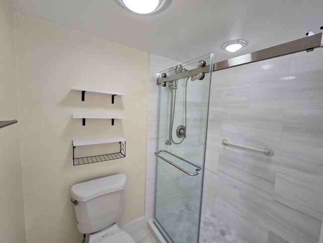 Building Photo - Penthouse at the Racquet Club for Annual Rental!