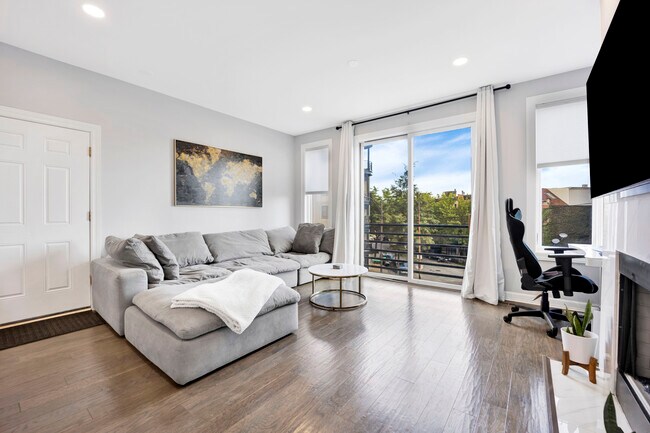 Building Photo - 870 N Milwaukee Ave