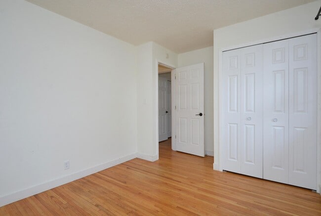 Building Photo - Spacious 4-Bed 1.5 Bath Home Available Now in Bloomington!