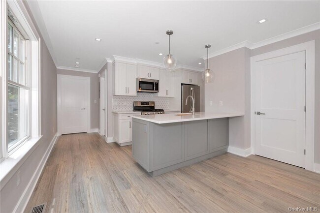 Building Photo - 470 Main St