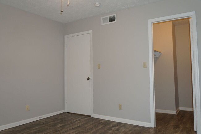 Building Photo - Rare 1 bedroom Condo available in Vinings