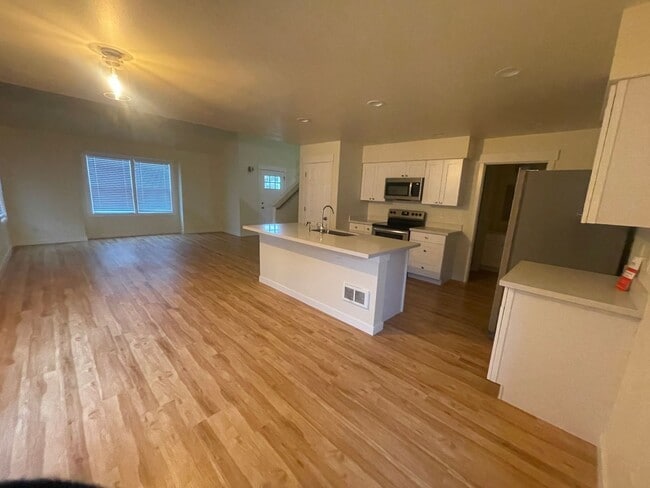 Building Photo - 2 story 3 bedrooms and  2 1/2 bath!