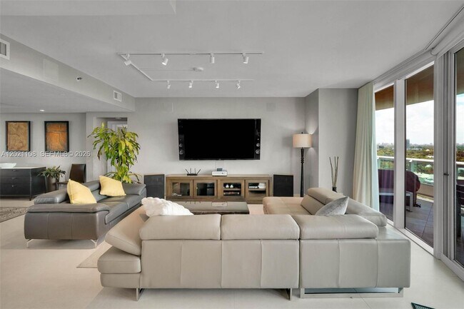 Building Photo - 1643 Brickell Ave