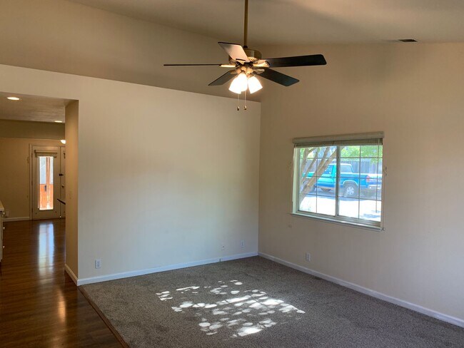 Building Photo - Updated 3 bedroom 2 bathroom close to Meriam Park!
