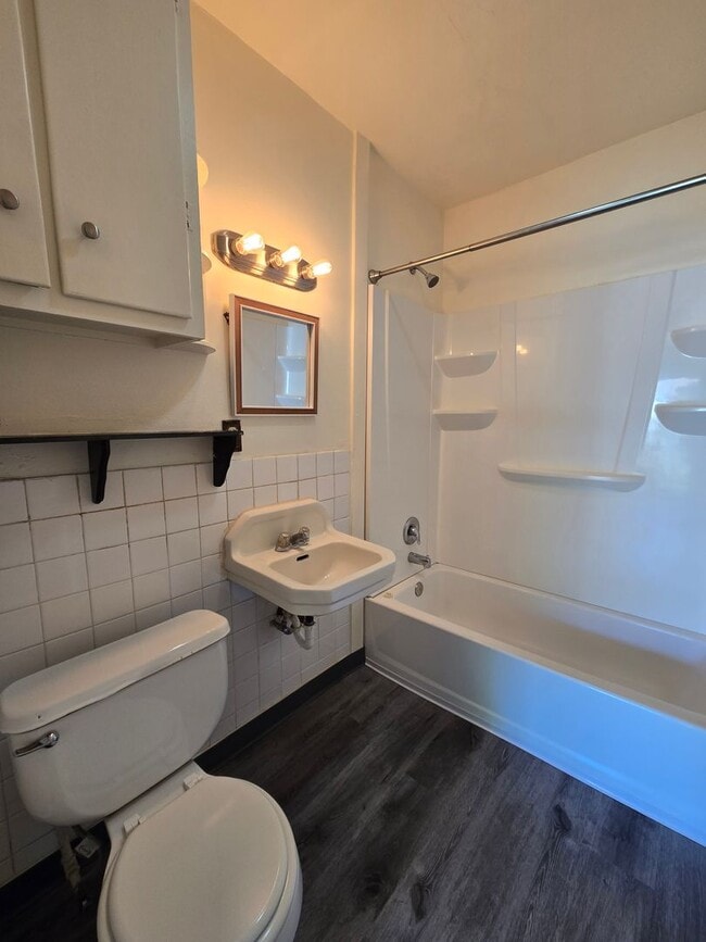 Building Photo - Pet Friendly 2 Bedroom House with a Storag...