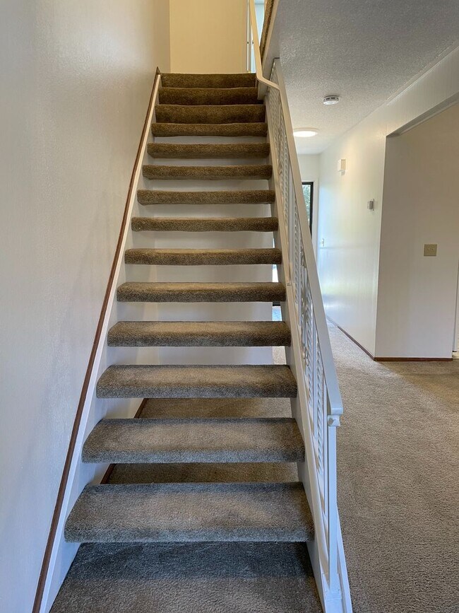 Building Photo - Very Clean 2 bedroom 1.5 bath Townhome; Ga...